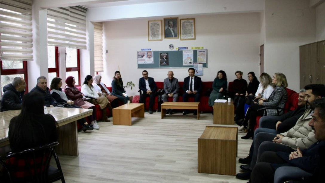 İl Millî Eğitim Müdürümüz Bahameddin Karaköse, Osman Zeki Yücesan İlkokulu Öğretmenler Odasında Öğretmen Buluşması Gerçekleştirdi. 