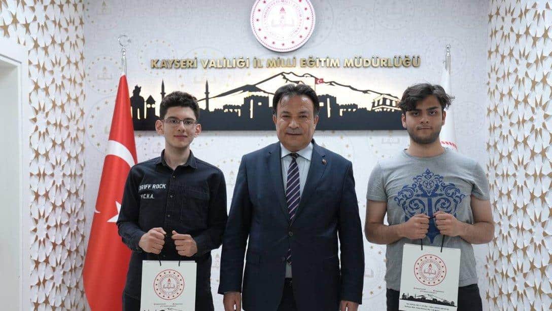 İl Millî Eğitim Müdürümüz Bahameddin Karaköse Parlamenter Münazara Turnuvası'nda Birinci Olan Öğrencilerimizi Makamında Kabul Etti
