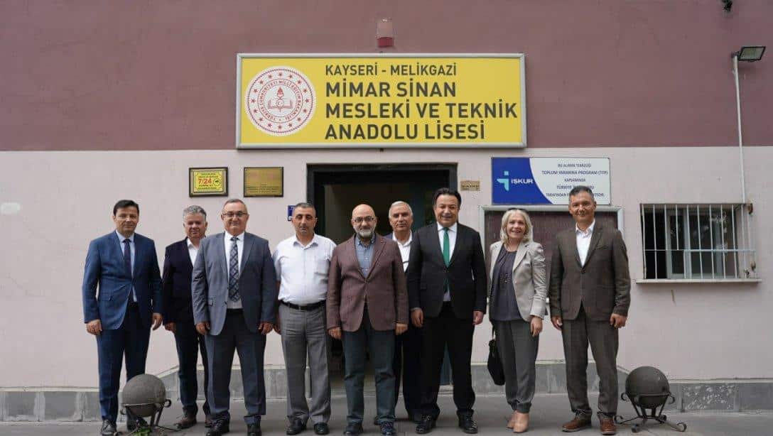 Kayseri Milletvekili Murat Cahid Cıngı ve İl Millî Eğitim Müdürümüz Bahameddin Karaköse Mimarsinan Mesleki ve Teknik Anadolu Lisesi'ni Ziyaret Etti