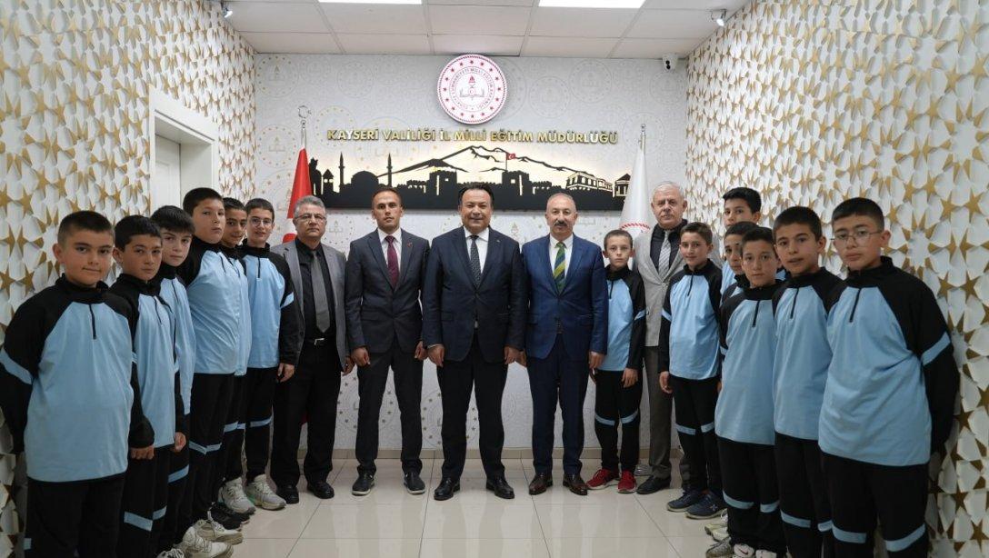 Bünyan Şehit Cennet Yiğit Ortaokulu Basketbol Takımı İl Millî Eğitim Müdürümüz Bahameddin Karaköse'yi Ziyaret Etti. 