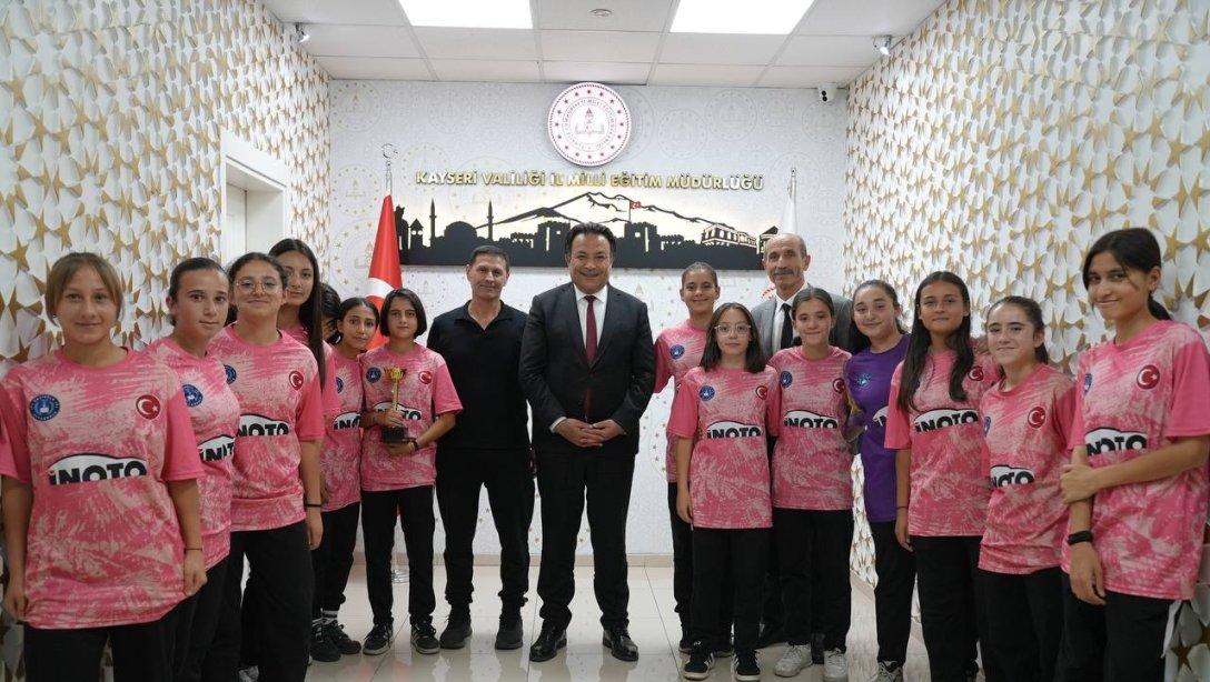 Kocasinan Argıncık Gazioğlu Ortaokulu Yıldız Kızlar Futbol Takımı,İl Millî Eğitim Müdürümüz Bahameddin Karaköse'yi Ziyaret Ettiler