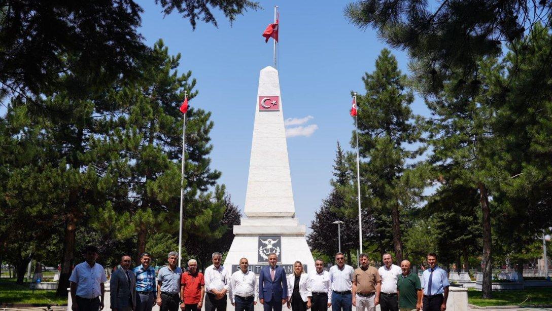 İl Millî Eğitim Müdürümüz Coşkun Esen, Şehitlik Ziyaretinde Bulundu