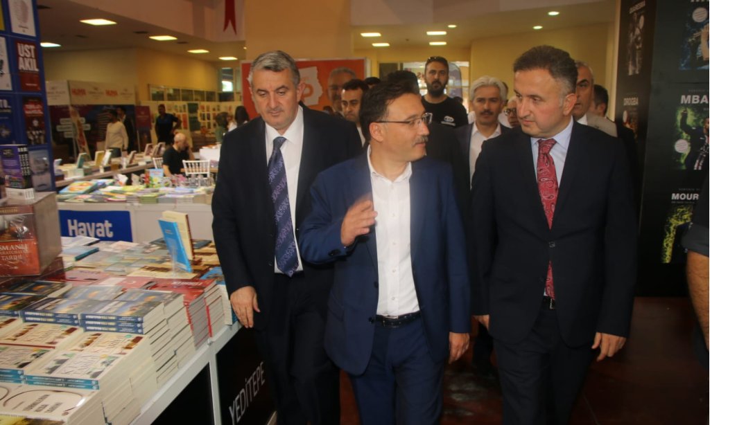 VALİMİZ SAYIN GÖKMEN ÇİÇEK VE İL MİLLÎ EĞİTİM MÜDÜRÜMÜZ COŞKUN ESEN, KAYSERİ KİTAP FUARI'NDAKİ STANDIMIZI ZİYARET ETTİLER