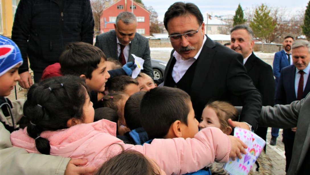 VALİMİZ SAYIN GÖKMEN ÇİÇEK, ÖZVATAN İLÇE ZİYARETİNDE ATATÜRK İLKOKULU ÖĞRENCİ VE ÖĞRETMENLERİYLE BİR ARAYA GELDİ