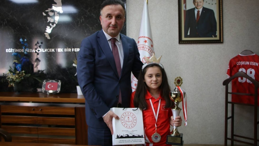 KÜÇÜK ÖĞRENCİDEN BÜYÜK BAŞARI: ZEYNEP ADA YURTDIŞINDA İLİMİZİ TEMSİL EDECEK