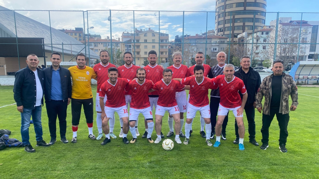 ÖĞRETMENLERİMİZ, NEVŞEHİR İL MİLLÎ EĞİTİM MÜDÜRLÜĞÜ VE NEVŞEHİR GENÇLİK VE SPOR İL MÜDÜRLÜĞÜ TARAFINDAN DÜZENLENEN ÖĞRETMENLER ARASI FUTBOL TURNUVASINA KATILDI 