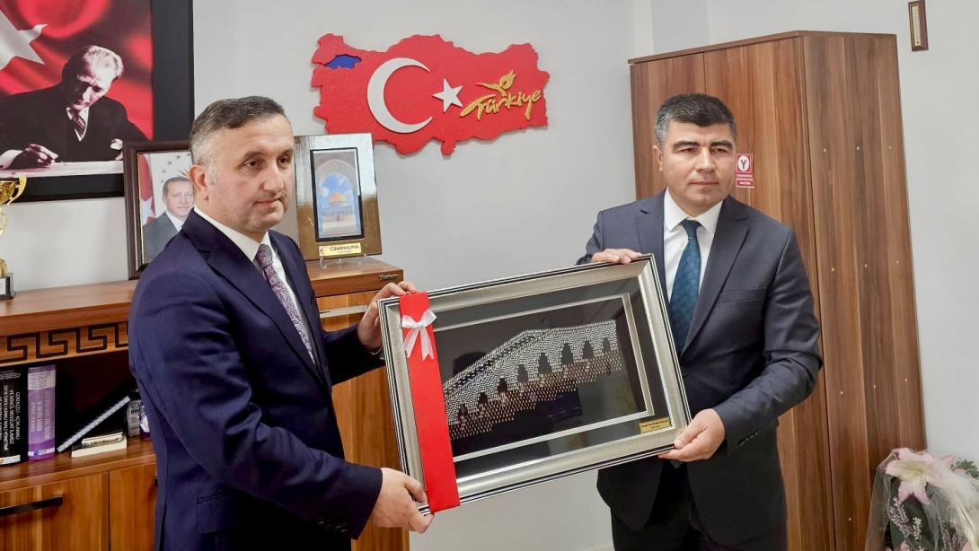 İL MİLLÎ EĞİTİM MÜDÜRÜMÜZ COŞKUN ESEN, SARIOĞLAN İLÇE MİLLÎ EĞİTİM MÜDÜRÜ NİHAT ERGÜL'Ü ZİYARET ETTİ