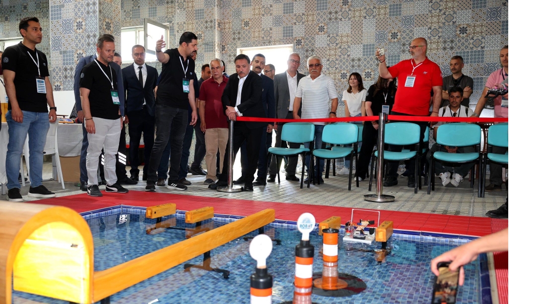 ÜLKEMİZDE İLK KEZ DÜZENLENEN 'SU ÜSTÜ VE SU ALTI ROBOT YARIŞLARI' DEVAM EDİYOR